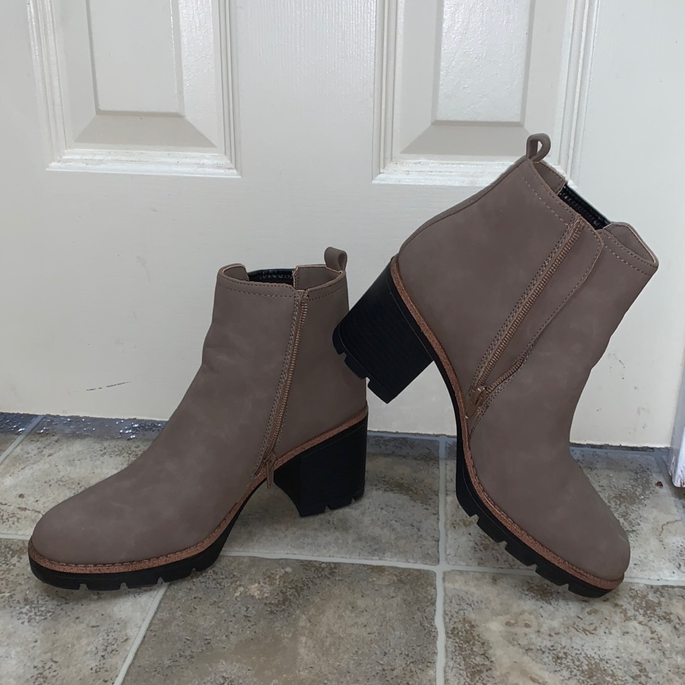 Naturalizer Madalynn Gore Water-Repellant Ankle Bootie Size 8!
